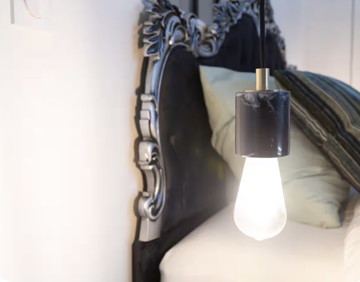 Suspension ampoule devant la tête de lit baroque