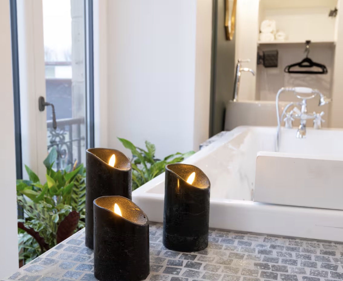 Ambiance aux bougies près de la baignoire